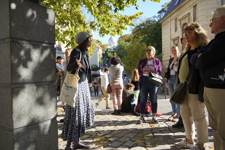 Guided tour of Montmartre in songs with a professional