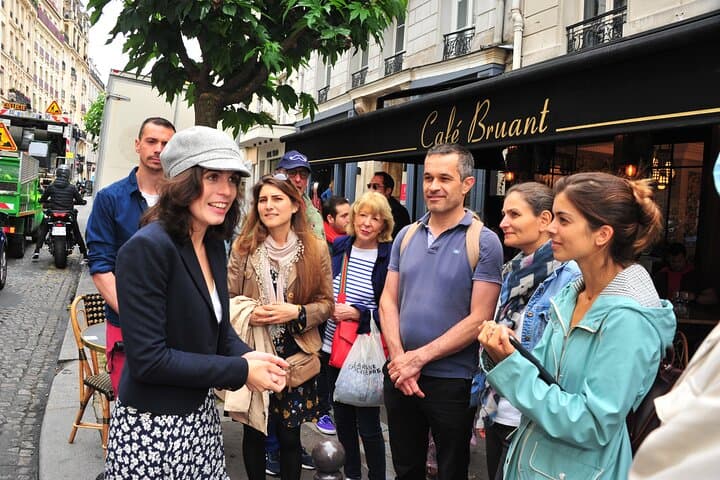Guided tour of Montmartre in songs with a professional