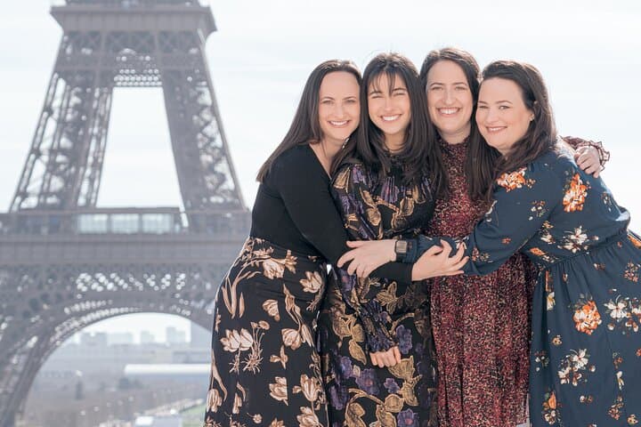 1 Hour Private Photo Session experience with the Eiffel Tower