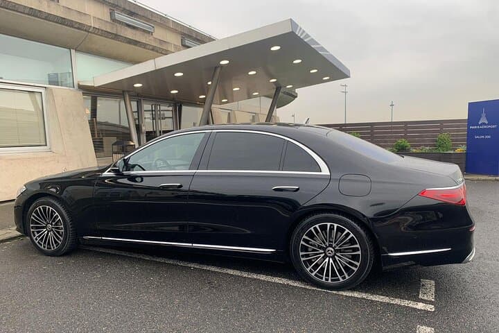 Private Chauffeured Transfer between CDG Airport and Paris