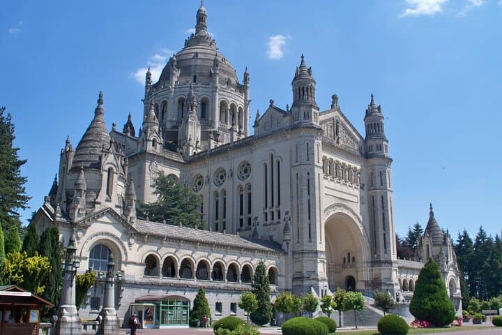 Private Guided Tour to Lisieux in the Footsteps of Saint Theresa