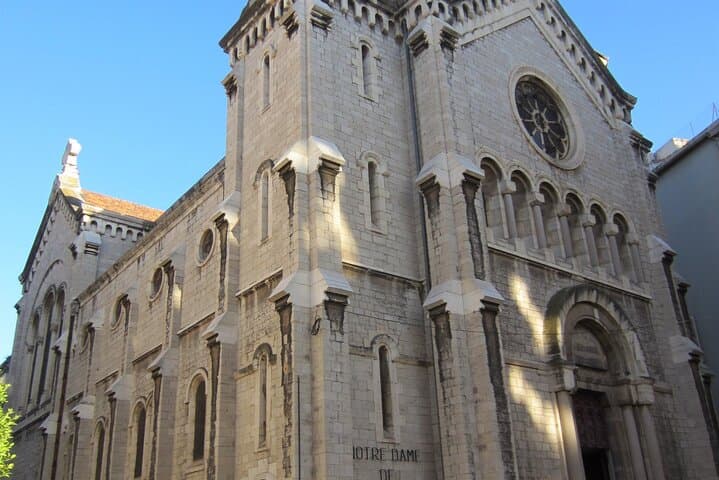 Cannes Self-Guided City Walking Tour & Scavenger Hunt