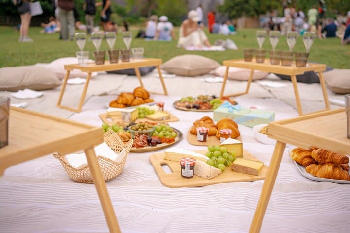 Paris Picnic experience in front of the Eiffel Tower