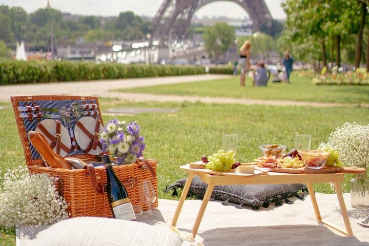 Paris Picnic experience in front of the Eiffel Tower