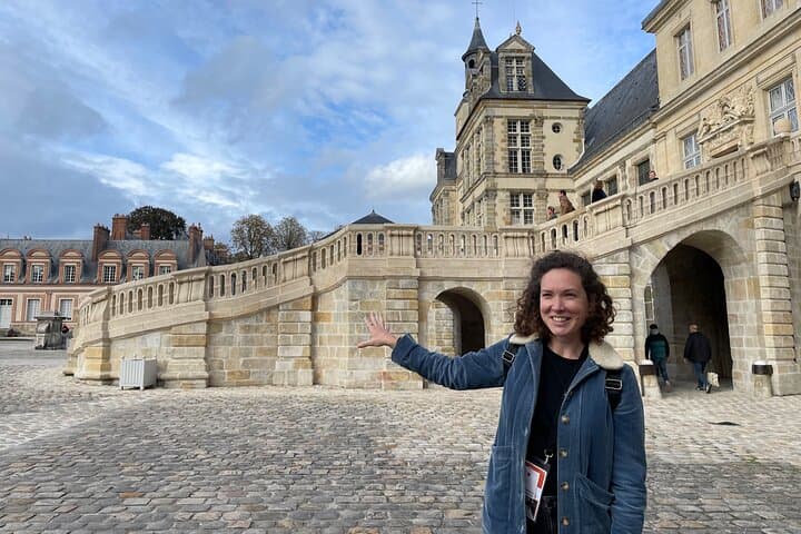 Flora, our passionate guide in the courtyard of Fontainebleau
