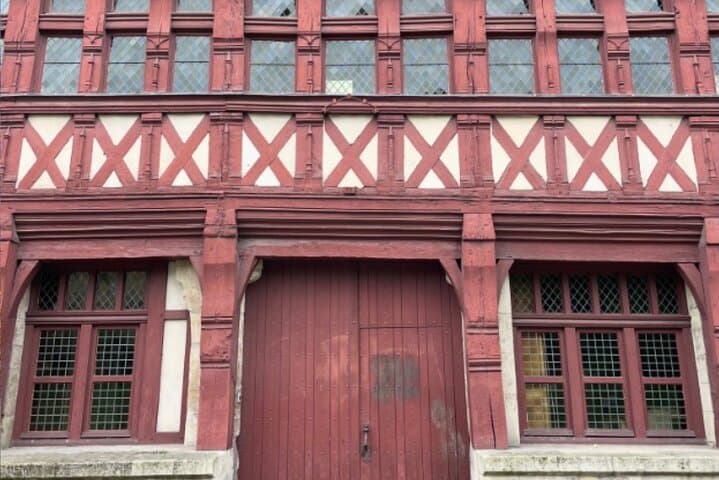 Caen Self-Guided City Walking Tour & Scavenger Hunt