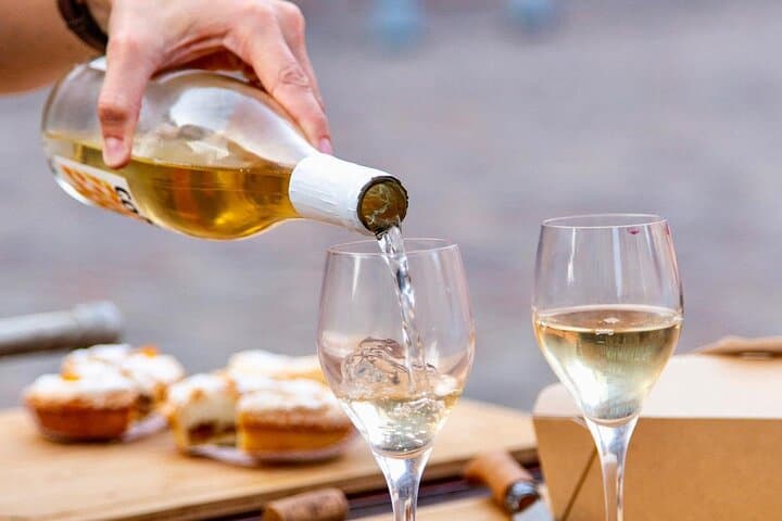 Tasting of a local wine to accompany Fénétra.