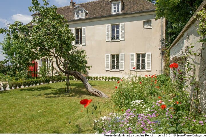 Montmartre Marvels Private Tour including Renoir Gardens Entrance