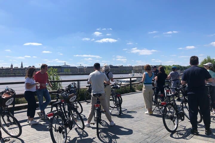 Bordeaux Essentials Sightseeing Bike Tour with a Local Guide