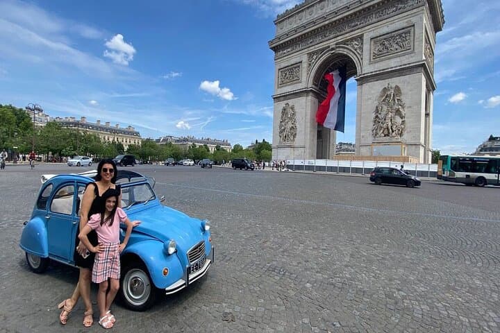 Explore Paris in a classic Citroën 2CV – private guided tour through iconic landmarks, hidden gems & Parisian charm. #Paris2CV #ClassicCarTour #ParisSightseeing #VintageParis