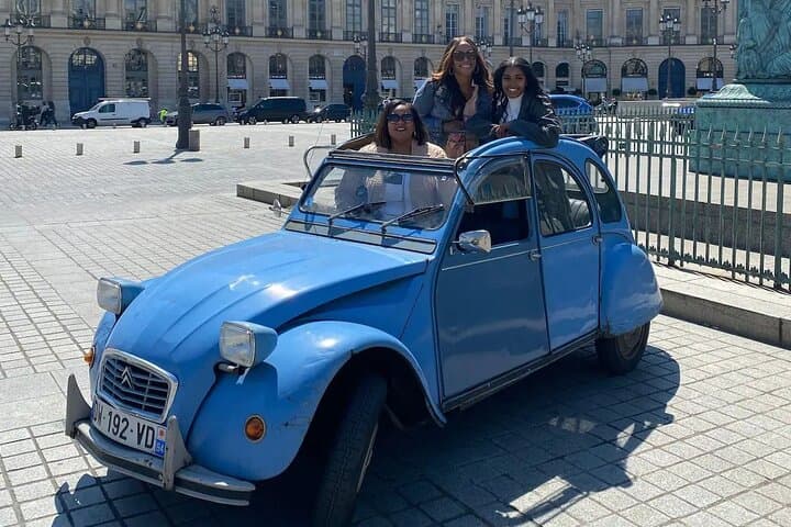 Explore Paris in a classic Citroën 2CV – private guided tour through iconic landmarks, hidden gems & Parisian charm. #Paris2CV #ClassicCarTour #ParisSightseeing #VintageParis