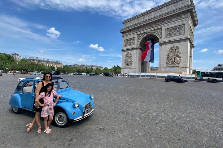 Explore Paris in a classic Citroën 2CV – private guided tour through iconic landmarks, hidden gems & Parisian charm. #Paris2CV #ClassicCarTour #ParisSightseeing #VintageParis