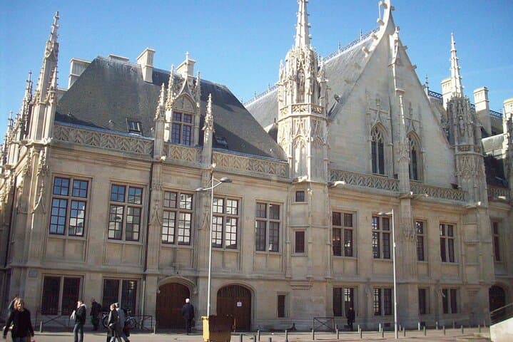 Rouen Self-Guided City Walking Tour & Scavenger Hunt
