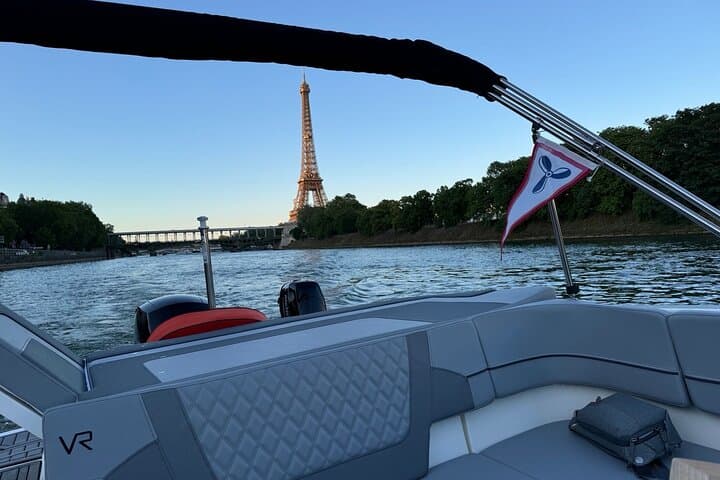Private cruise on the Seine with Happy Cruise in Paris
