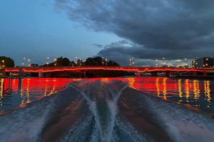 Private cruise on the Seine with Happy Cruise in Paris
