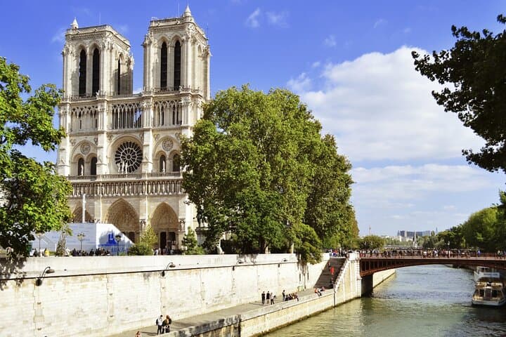 Paris City Highlights Private Guided Bike Tour with Photo Stops