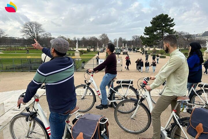 Paris City Highlights Private Guided Bike Tour with Photo Stops