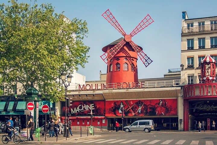 PARIS: Moulin Rouge and Montmartre walking tour SEMI-PRIVATE