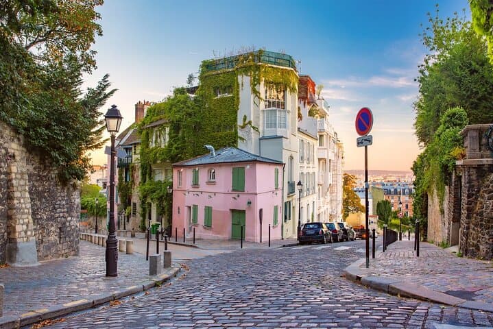 PARIS: Moulin Rouge and Montmartre walking tour SEMI-PRIVATE
