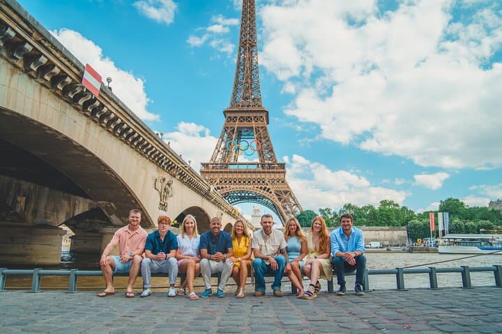 Paris : Professional Private Photoshoot with the Eiffel Tower
