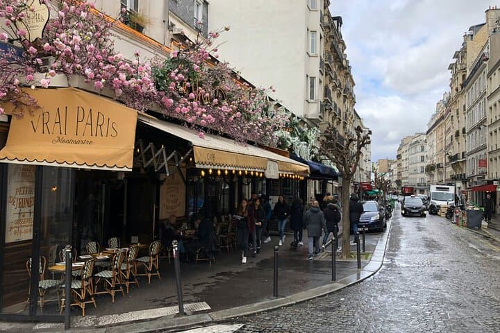 Montmartre: Private Guided Tour of Paris' Artistic Heart