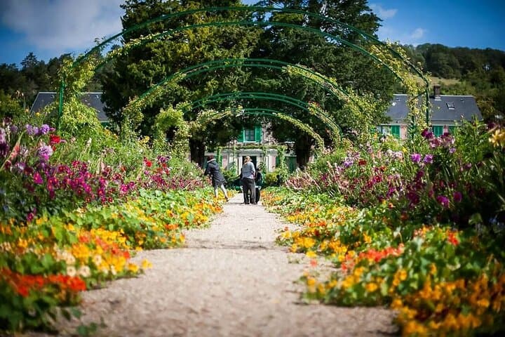 Giverny and Versailles Full Day Private Tour from Paris