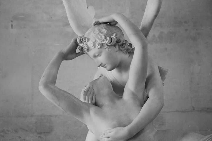 Louvre Art and Mysteries: Guided Experience for 6-people Max
