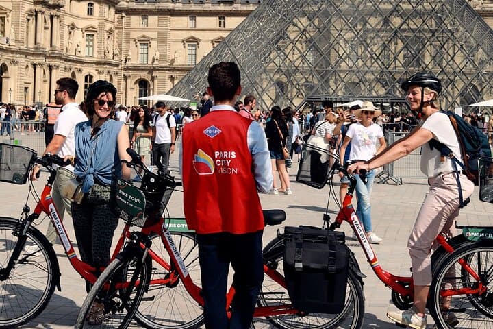 Paris City Highlights Private Guided Bike Tour with Photo Stops