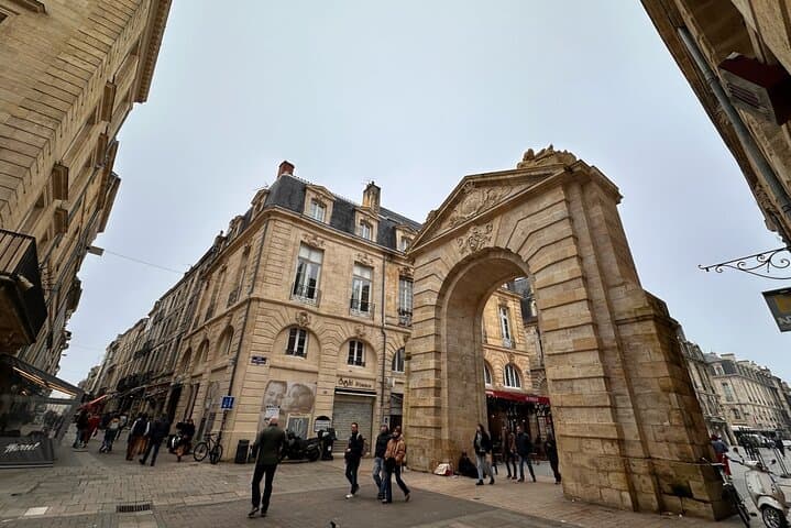 Bordeaux Self-Guided City Walking Tour & Scavenger Hunt