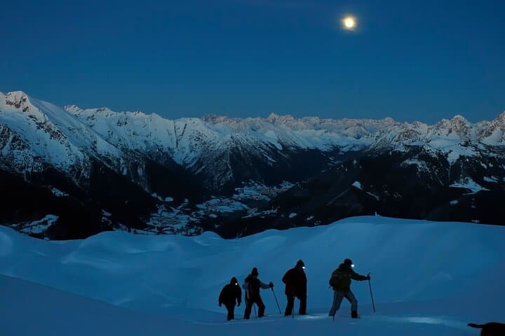 Trappers' evening with snowshoes and restaurant in Chamonix