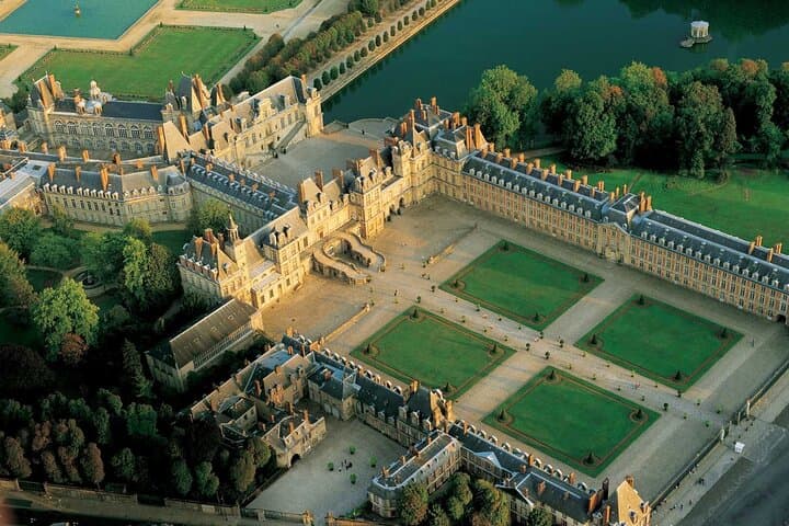 Fontainebleau and Vaux-le-Vicomte Private Tour from Paris