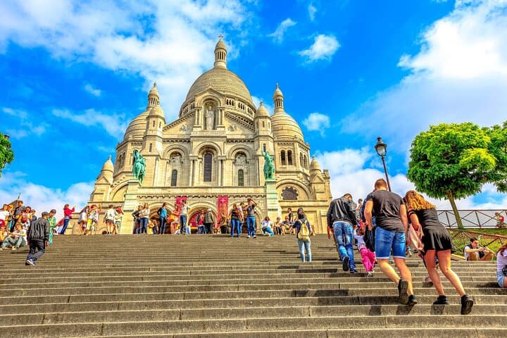 Montmartre Paris Walking Tour with Audioguide on Your Smartphone