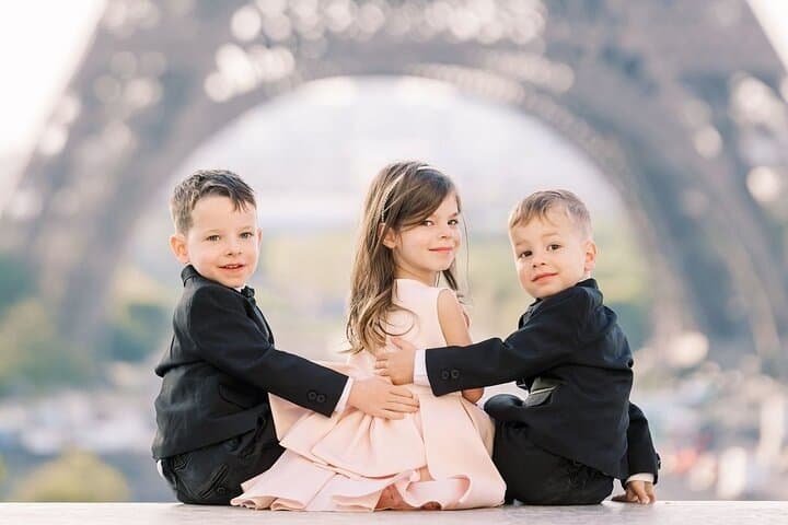 1 Hour Private Photo Session experience with the Eiffel Tower