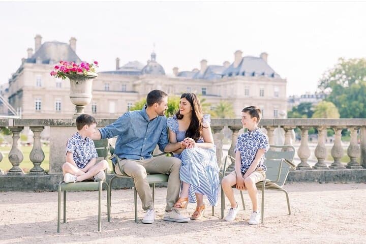 1 Hour Private Photo Session experience with the Eiffel Tower