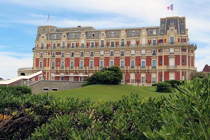 Biarritz guided walking tour in private group