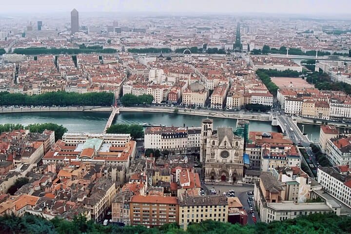 Fly above Lyon in a private plane