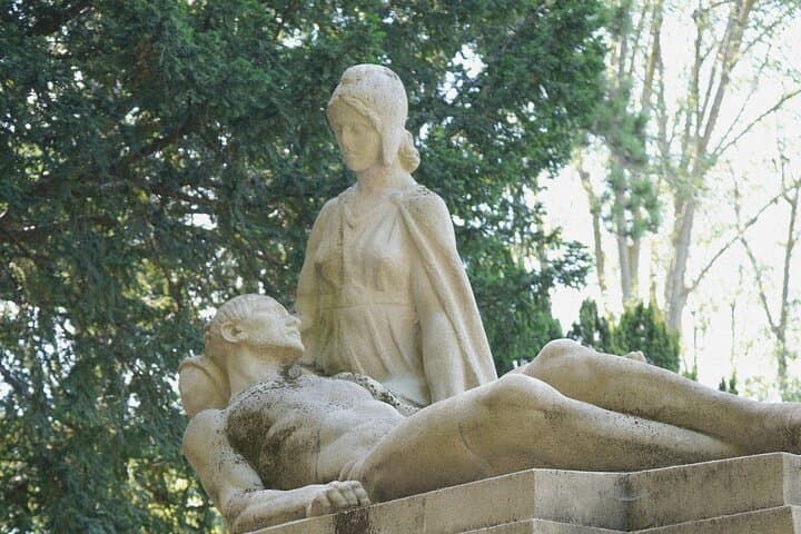 Père Lachaise Cemetery Tour, Tales from the Graves and Crepes