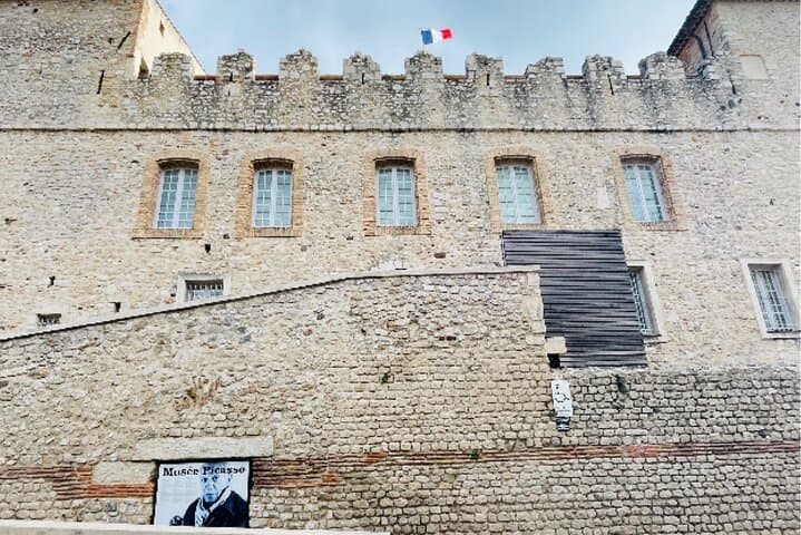 Antibes Self-Guided City Walking Tour & Scavenger Hunt