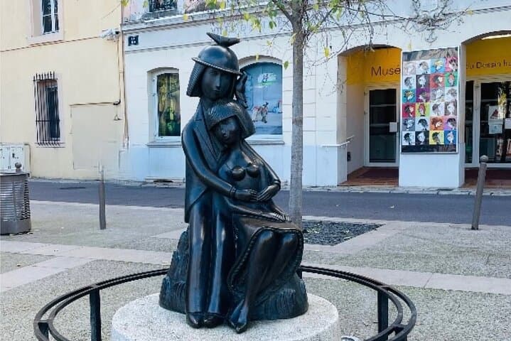Antibes Self-Guided City Walking Tour & Scavenger Hunt
