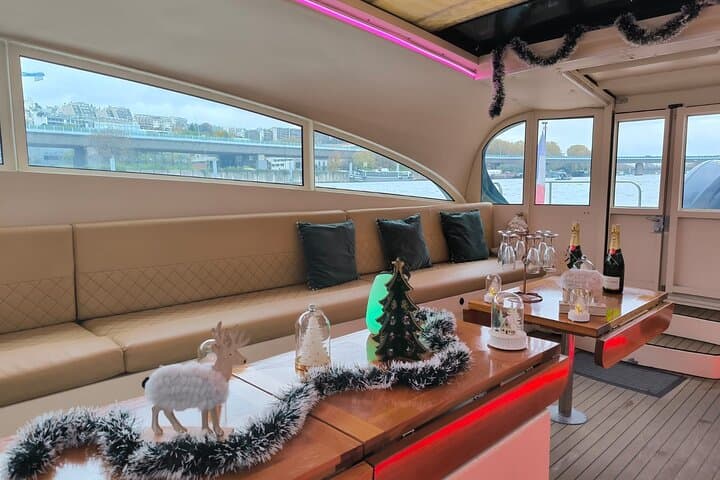 Private VIP cruise with champagne tasting and macaroon