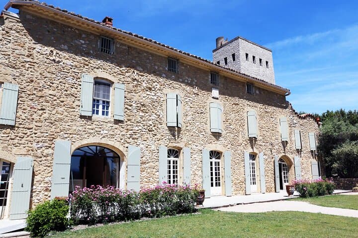 Two intensive days visiting the most famous vineyards of the Châteauneuf-du-Pape & Rhône valley appellation with lunch at two local restaurants with wine paring.