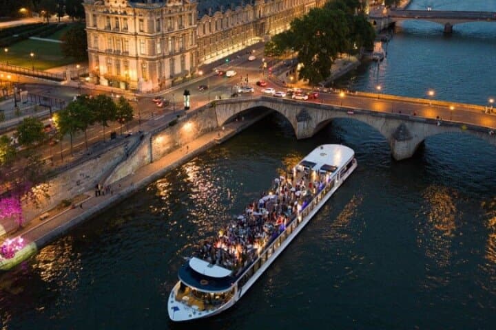 Christmas Lunch Cruise in Paris
