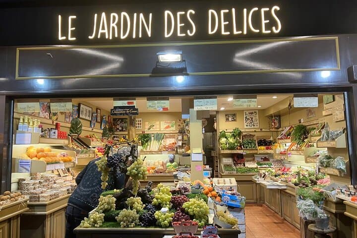 Paris Le Marais District Guided Walking Tour with small Tastings