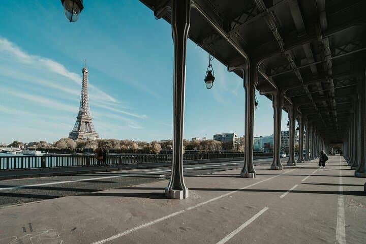 Photoshoot at Bir-Hakeim View: Iconic Parisian Perspectives