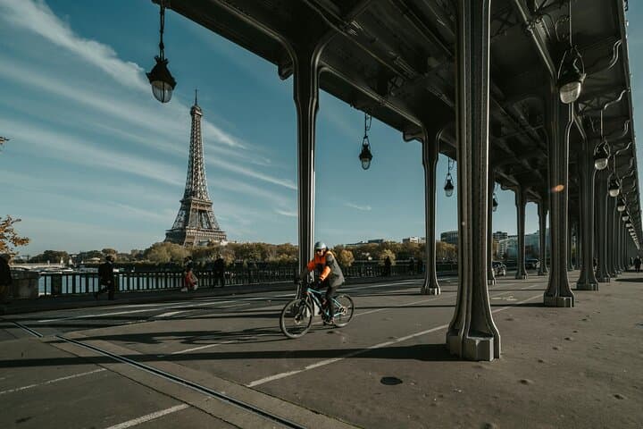 Photoshoot at Bir-Hakeim View: Iconic Parisian Perspectives