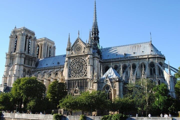 Ile de la Cite Walking Tour with Crypt Access