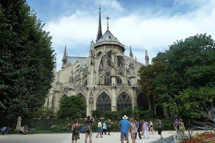 Ile de la Cite Walking Tour with Crypt Access