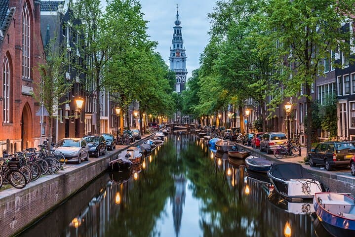 Private transfer from Paris to Amsterdam, 2h Stop in Brussels