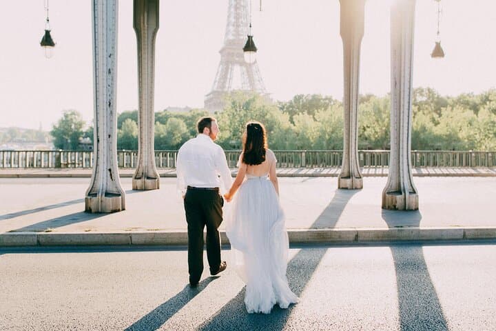 Photoshoot at Bir-Hakeim View: Iconic Parisian Perspectives