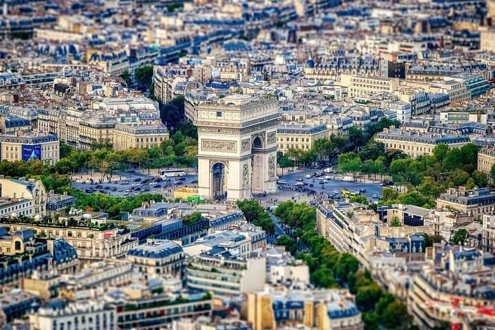 Arc de Triomphe in Paris Walking Tour with Audioguide (no ticket)